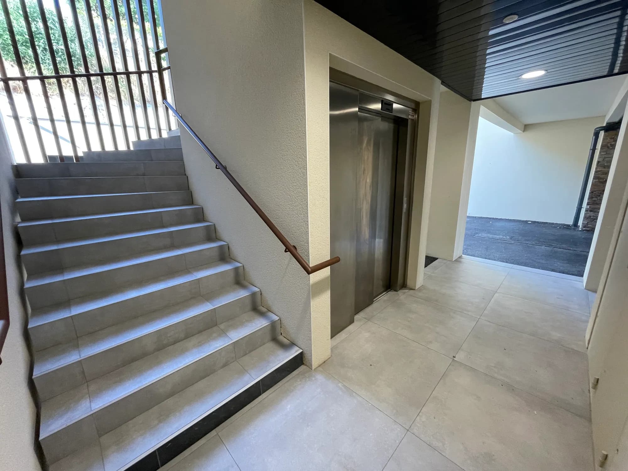 Hall de la résidence : l'ascenseur et l'escalier desservant les trois niveaux