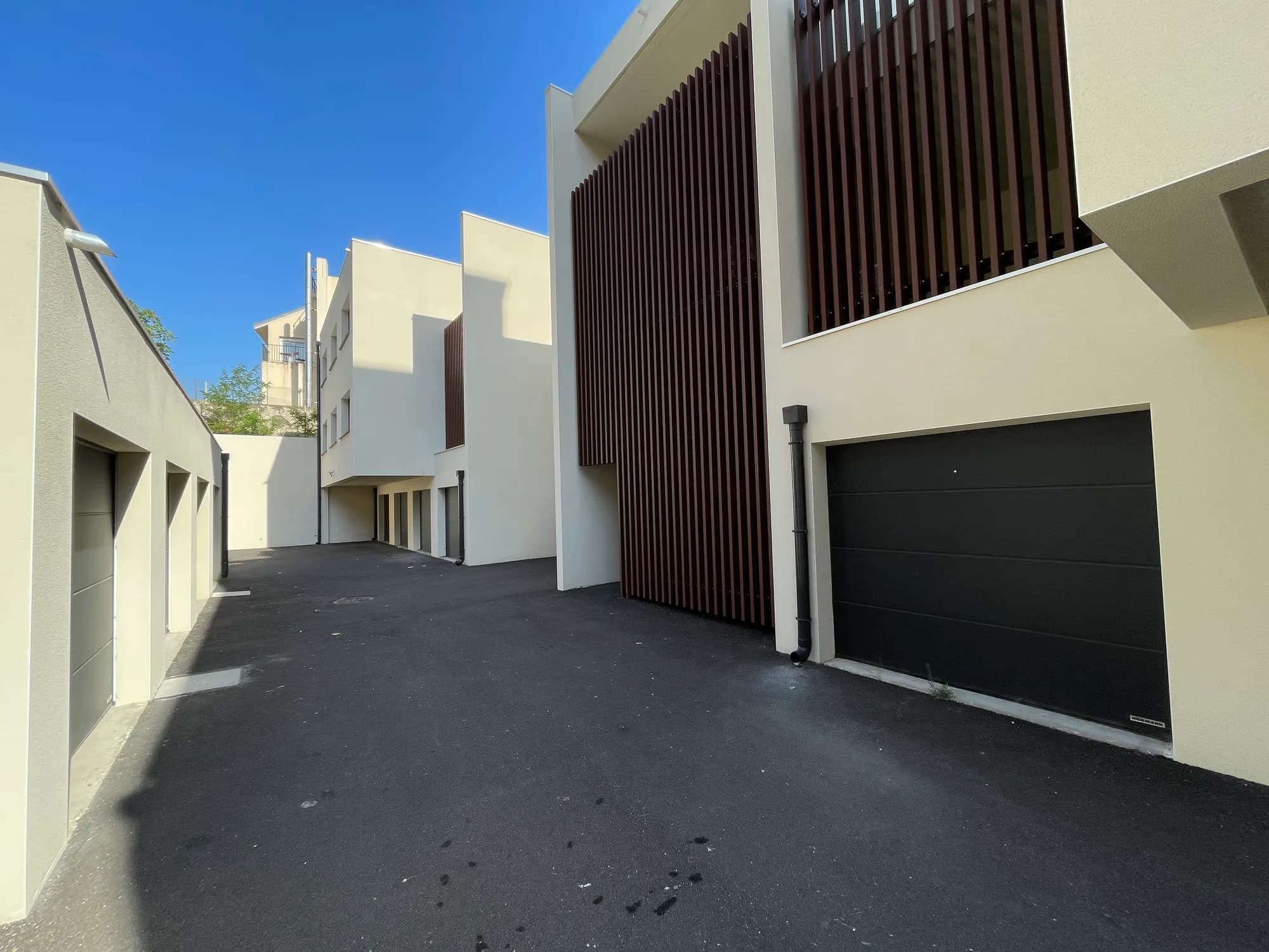 Allée des garages fermés de la résidence, portes automatiques
