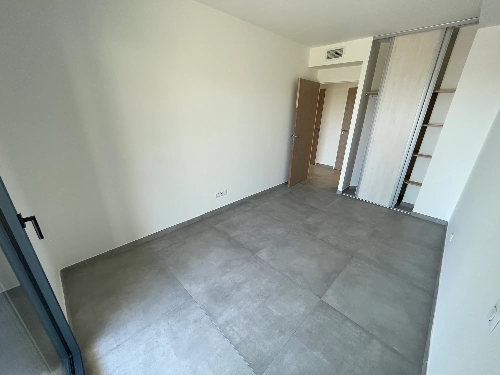 Première chambre de l'appartement 002