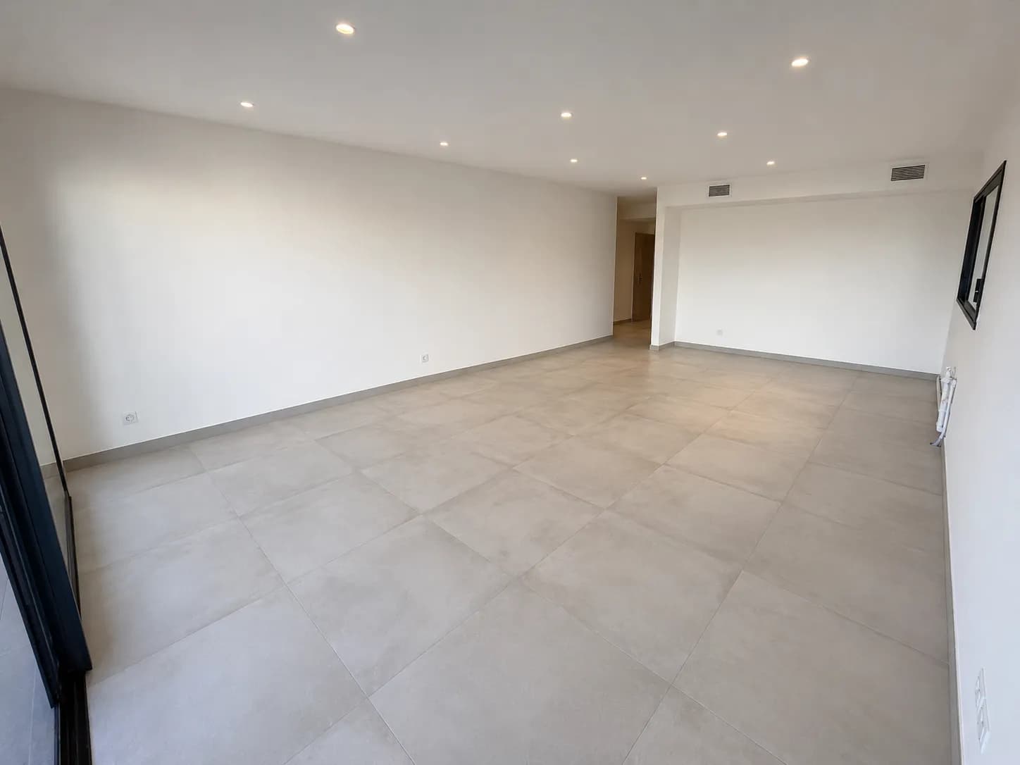 Séjour de l'appartement 101, vu depuis la baie vitrée