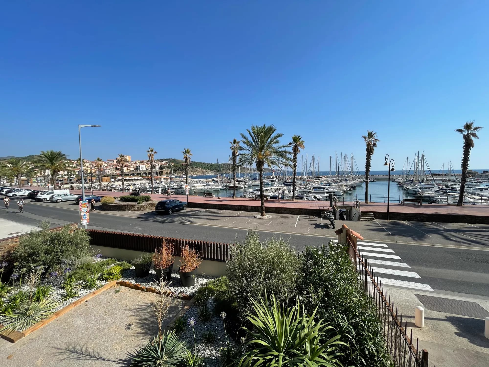 Vue sur le port depuis la terrasse de l'appartement 104
